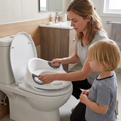 réducteur de toilette bébé regarde maman