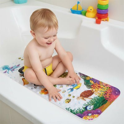 bebe dans baignoir sur tapis de bain